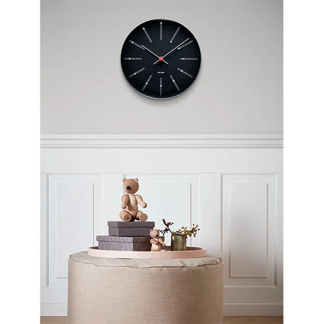 Bankers club Wanduhr von Arne Jacobsen in Schwarz (Ø: 21) - 2 - Jacobsen Plus