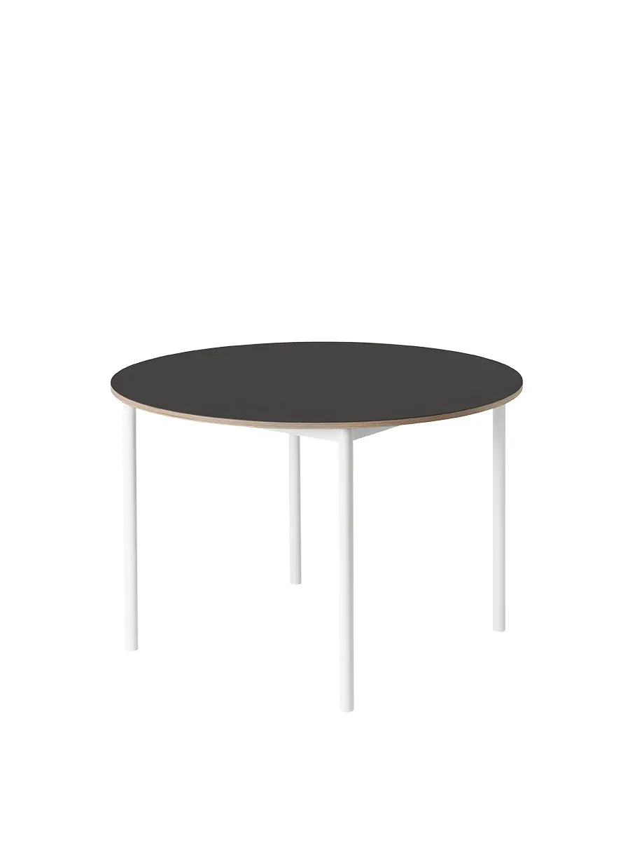 Base Round Table, Ø 110 cm fra Muuto - Black - White - Jacobsen Plus