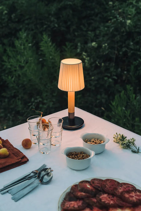 Básica Mínima Batería Lampe von Santa and Cole - Genähtes beiges Pergament - Jacobsen Plus