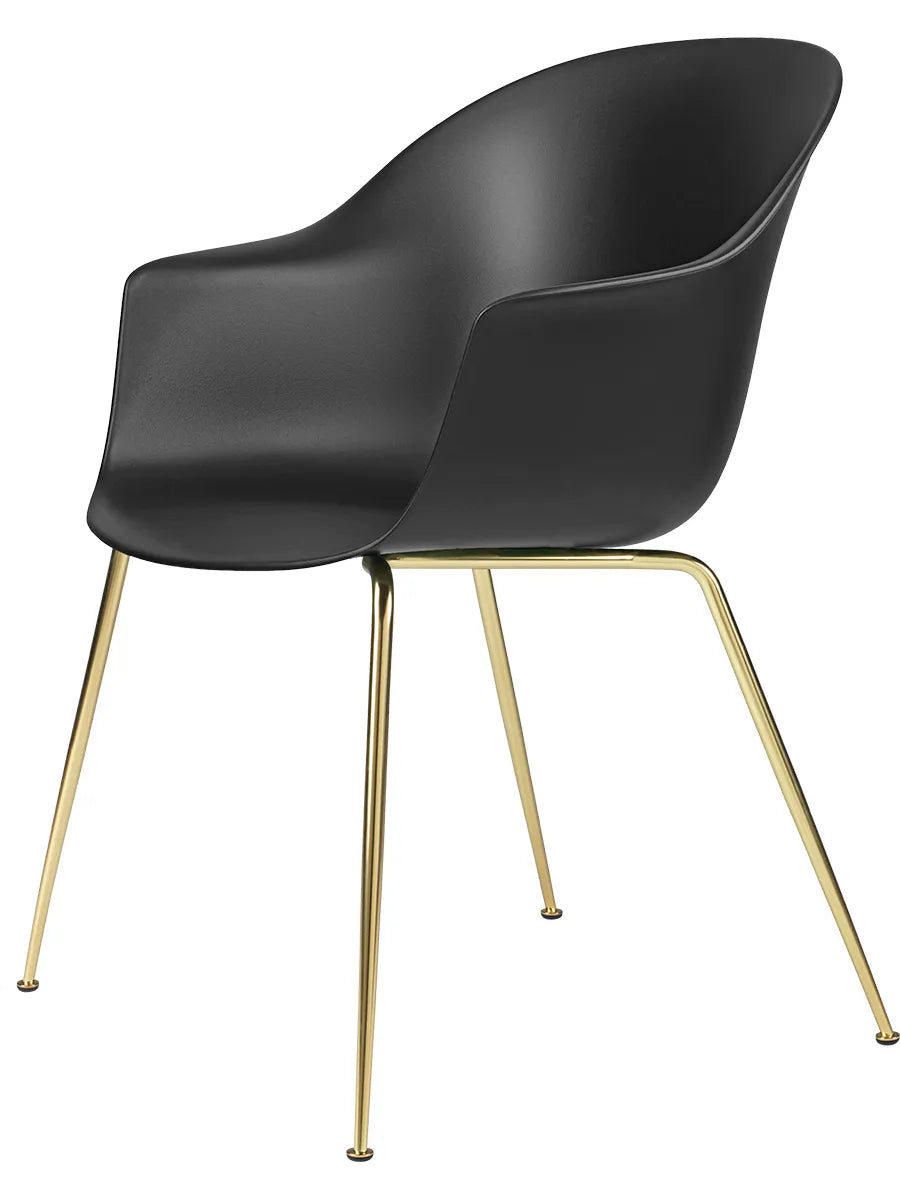 Bat Spisestol, conic base fra GUBI - Brass base / Black - Jacobsen Plus
