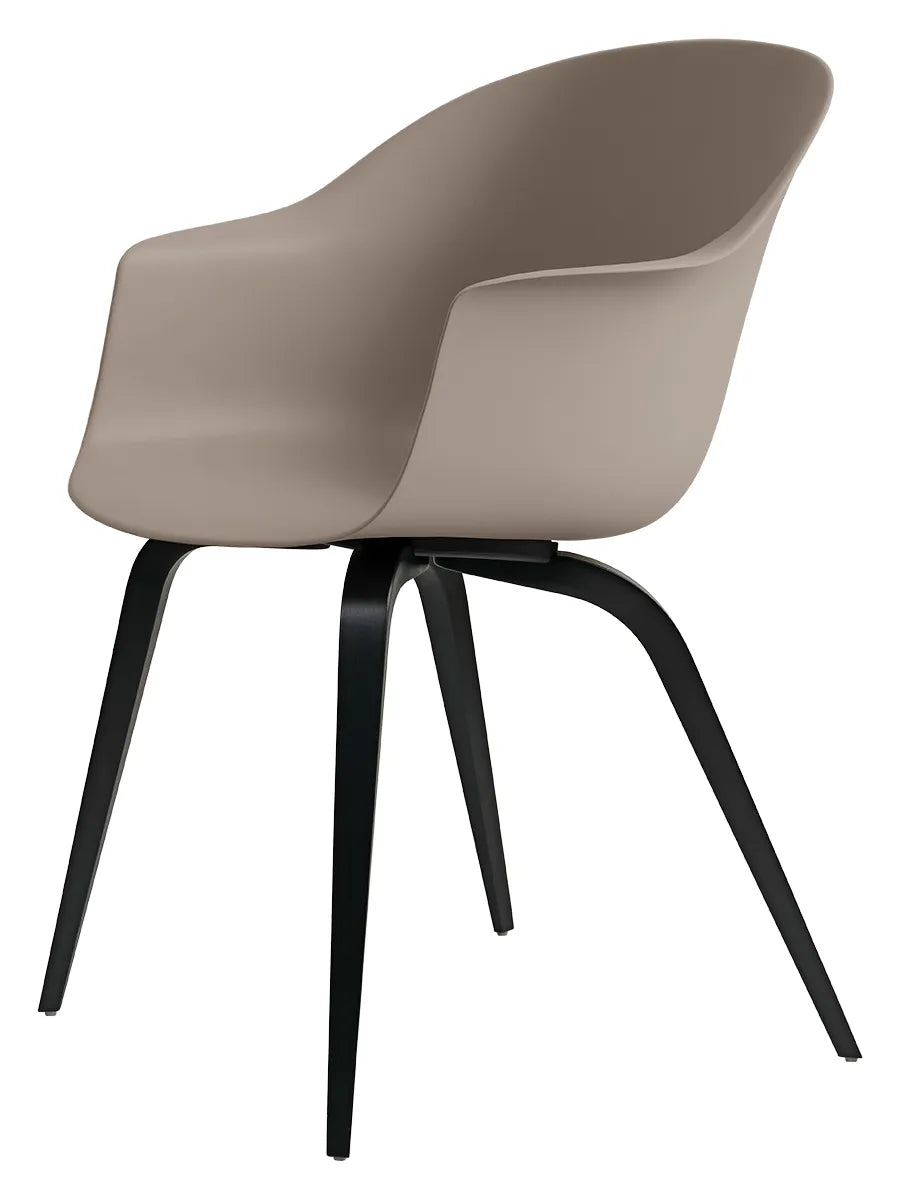 Bat Esszimmerstuhl, Holz Base von GUBI - Schwarz gebeizte Buche / New Beige - Jacobsen Plus