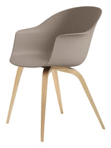 Bat Esszimmerstuhl, Holz Base von GUBI - Eiche / New Beige - Jacobsen Plus