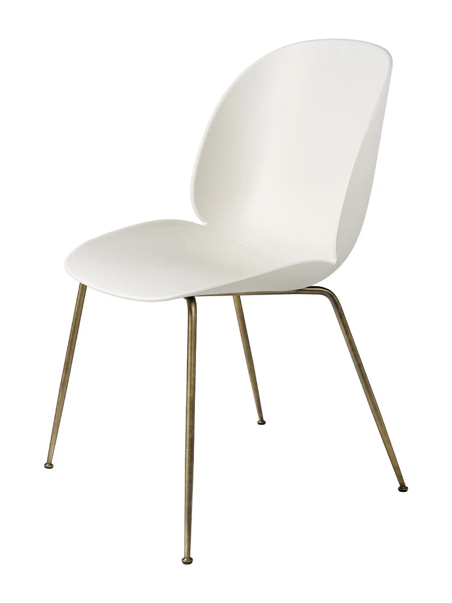 Beetle Chair, gepolstert von GUBI - Alabaster White Shell / Conic Base / Antiker Messingfuß - Jacobsen Plus