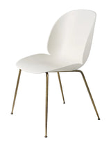 Beetle Chair, gepolstert von GUBI - Alabaster White Shell / Conic Base / Antiker Messingfuß - Jacobsen Plus