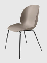 Beetle Chair, gepolstert von GUBI - Neue Beige Shell / Conic Base / Base aus schwarzem Chrom - Jacobsen Plus