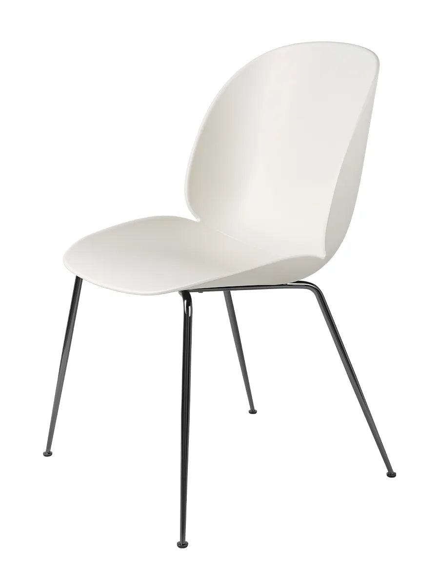Beetle Chair, gepolstert von GUBI - Alabaster White Shell / Conic Base / Base aus schwarzem Chrom - Jacobsen Plus