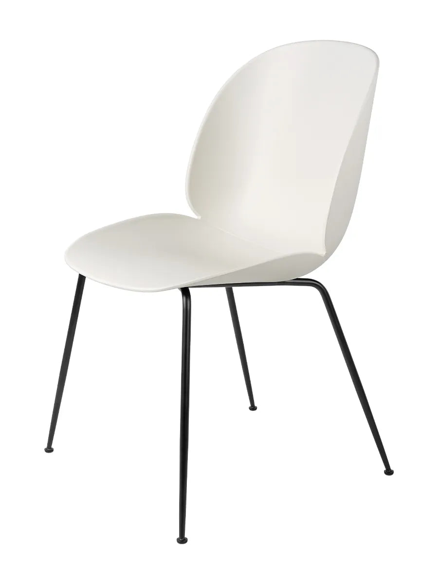 Beetle Chair, gepolstert von GUBI - Alabaster White Shell / Conic Base / Black Base - Jacobsen Plus