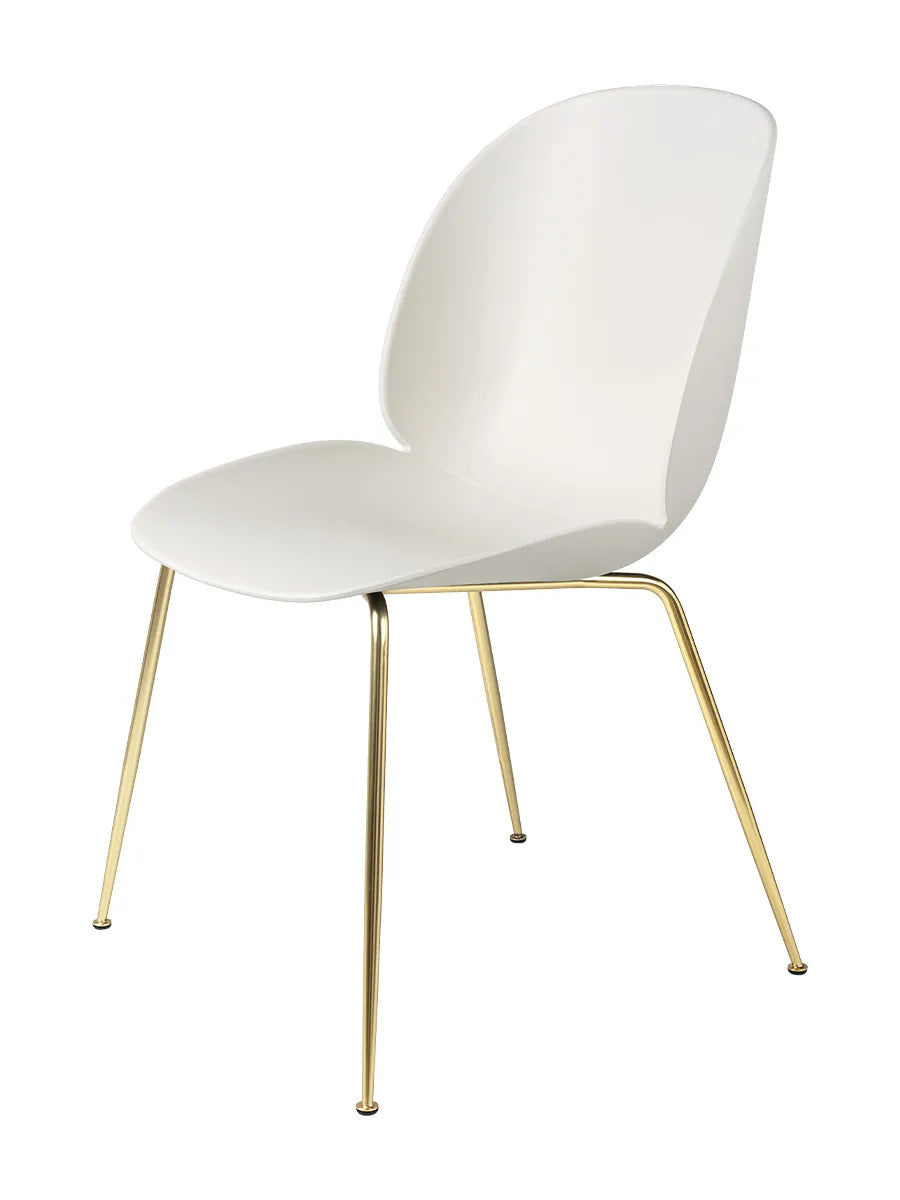 Beetle Chair, gepolstert von GUBI - Alabaster White Shell / Conic Base / Brass Base - Jacobsen Plus