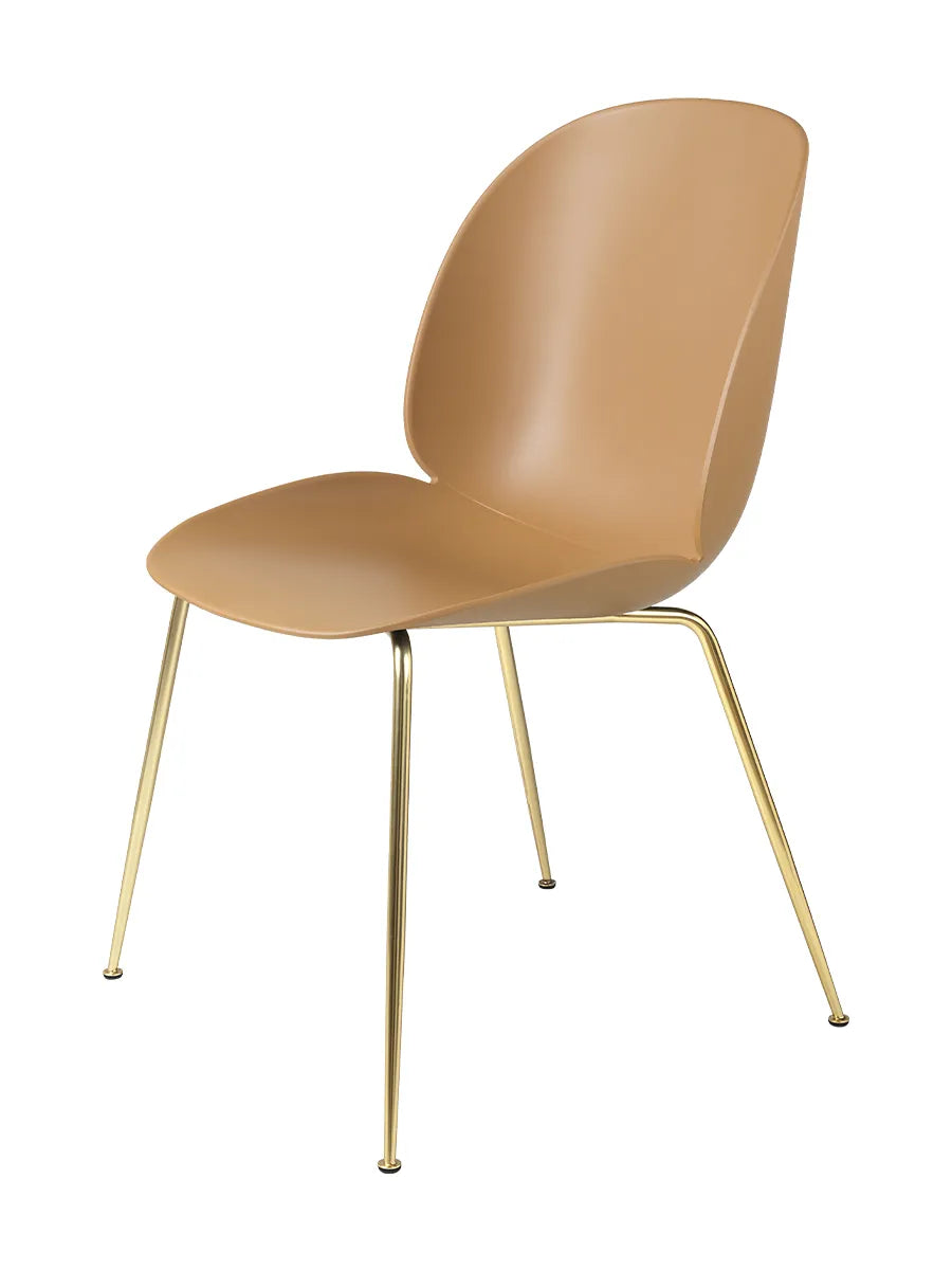Beetle Chair, gepolstert von GUBI - Amber Brown shell / Conic Base / Brass Base - Jacobsen Plus