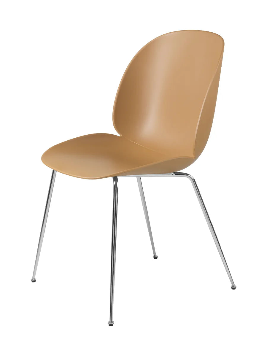 Beetle Chair, gepolstert von GUBI - Amber Brown shell / Conic Base / Chrome base - Jacobsen Plus