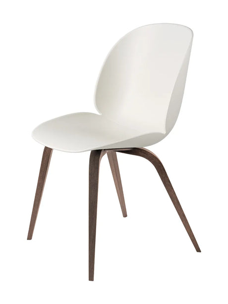 Beetle Chair, upolstret fra GUBI - Alabaster White shell / Wood base / Walnut base - Jacobsen Plus