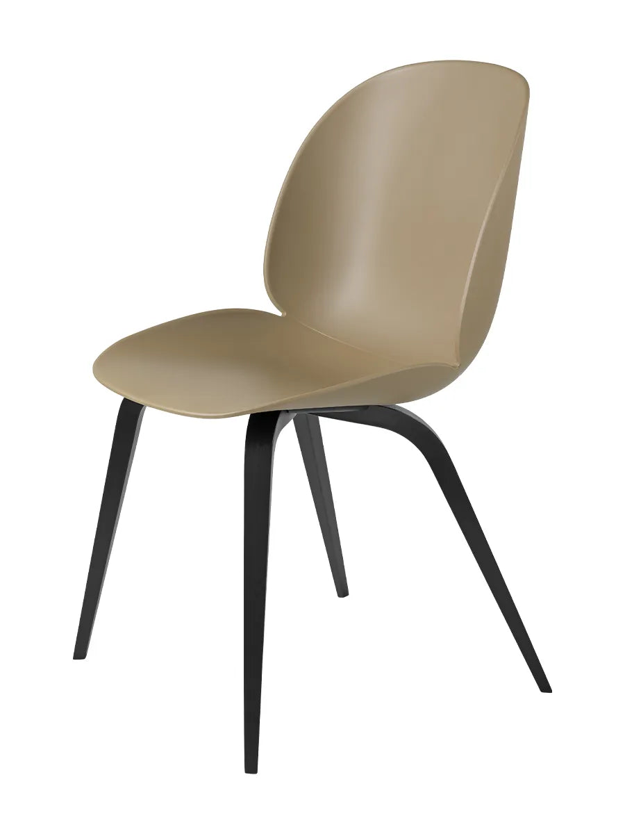 Beetle Chair, gepolstert von GUBI - Pebble Brown Shell / Holz-Base / Schwarzes, gebeiztes Buchenholzgestell - Jacobsen Plus
