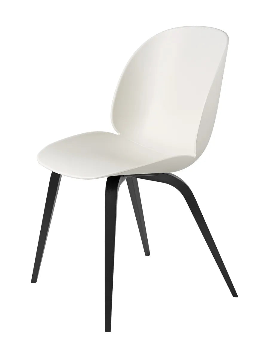 Beetle Chair, gepolstert von GUBI - Alabaster White Shell / Holz-Base / Schwarzes, gebeiztes Buchenholzgestell - Jacobsen Plus