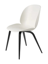 Beetle Chair, gepolstert von GUBI - Alabaster White Shell / Holz-Base / Schwarzes, gebeiztes Buchenholzgestell - Jacobsen Plus