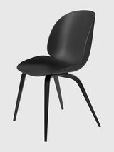 Beetle Chair, gepolstert von GUBI - Black Shell / Holz-Base / Schwarzes, gebeiztes Buchenholzgestell - Jacobsen Plus