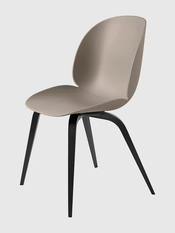 Beetle Chair, gepolstert von GUBI - Neue Beige Shell / Holz-Base / Schwarzes, gebeiztes Buchenholzgestell - Jacobsen Plus