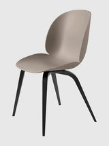 Beetle Chair, gepolstert von GUBI - Neue Beige Shell / Holz-Base / Schwarzes, gebeiztes Buchenholzgestell - Jacobsen Plus