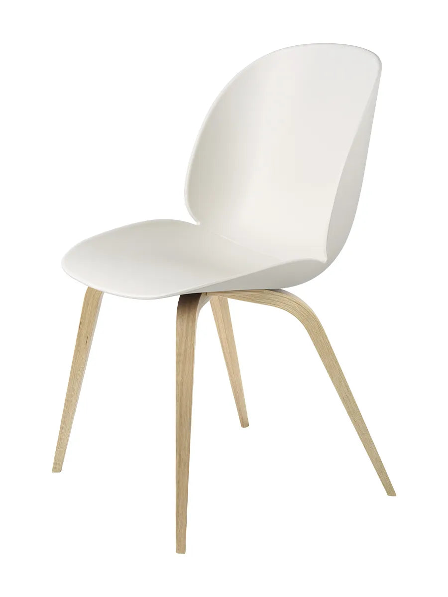 Beetle Chair, gepolstert von GUBI - Alabaster White Shell / Holz-Base / Base aus Eiche - Jacobsen Plus