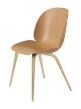 Beetle Chair, gepolstert von GUBI - Amber Brown shell / Holz-Base / Base aus Eiche - Jacobsen Plus