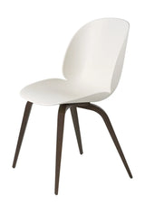 Beetle Chair, gepolstert von GUBI - Alabaster White Shell / Holz-Base / Gestell aus geräucherter Eiche - Jacobsen Plus