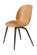 Beetle Chair, gepolstert von GUBI - Amber Brown shell / Holz-Base / Gestell aus geräucherter Eiche - Jacobsen Plus