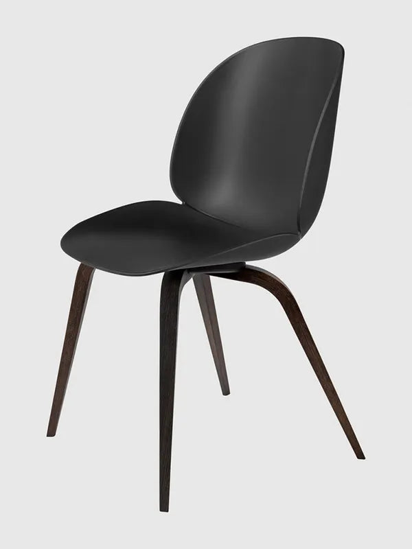 Beetle Chair, gepolstert von GUBI - Black Shell / Holz-Base / Gestell aus geräucherter Eiche - Jacobsen Plus