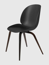 Beetle Chair, gepolstert von GUBI - Black Shell / Holz-Base / Gestell aus geräucherter Eiche - Jacobsen Plus
