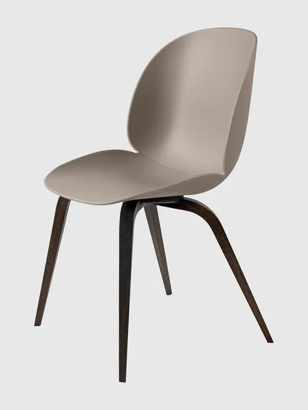 Beetle Chair, gepolstert von GUBI - Neue Beige Shell / Holz-Base / Gestell aus geräucherter Eiche - Jacobsen Plus
