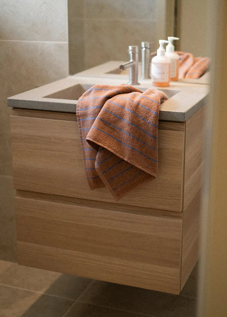 Naram towel - Camel & Ultramarine blue von Bongusta - 2 - Jacobsen Plus