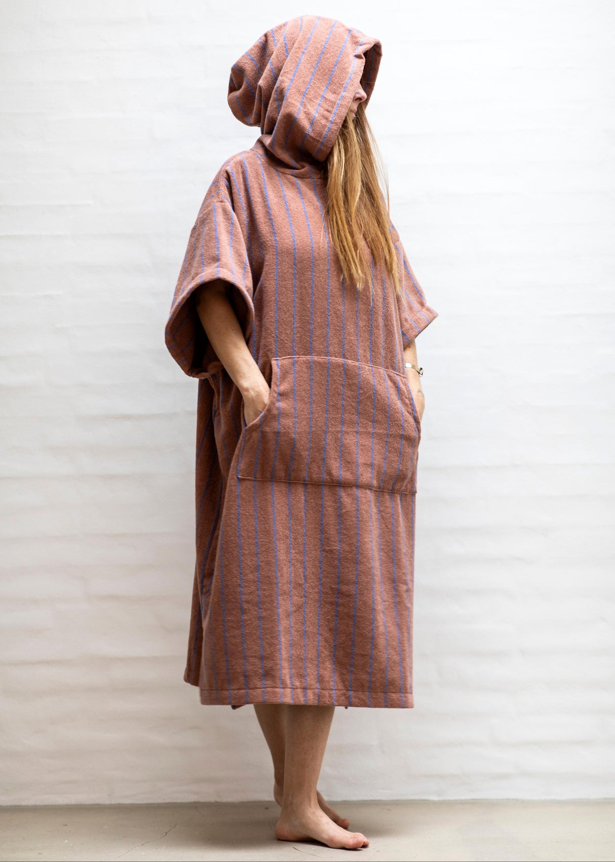 Naram Poncho, camel & ultramarine fra Bongusta - 1 - Jacobsen Plus