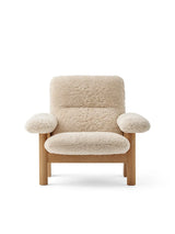 Brasilia Lounge Chair, Natur Eiche Schaffell Nature von Audo Copenhagen - 1 - Jacobsen Plus
