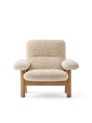 Brasilia Lounge Chair, Natur Eiche Schaffell Nature von Audo Copenhagen