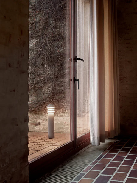 Bysted Garden Aluminium, Hoch, von Louis Poulsen - Pullertmast mit Sockelplatte und U-Adapter / LED 2700K - Jacobsen Plus