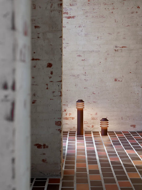 Bysted Garden Corten, Low von Louis Poulsen - Pullertmast mit Sockelplatte und U-Adapter / LED 2700K - Jacobsen Plus