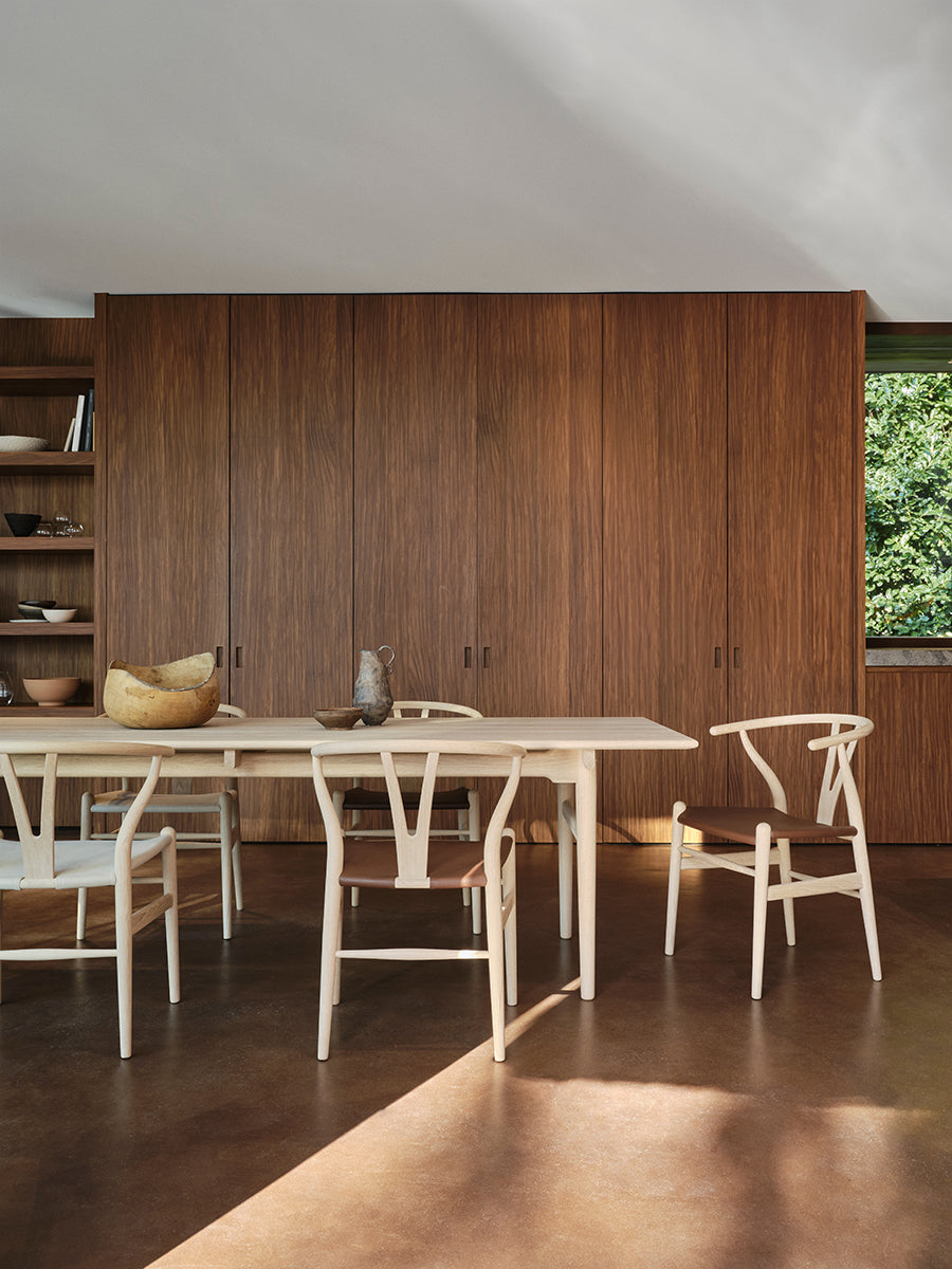 Y-stol CH24P, Eg sæbe med Loke 7060 læder af Hans J. Wegner