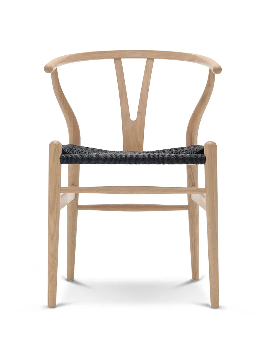 Y-stol CH24, Eg hvidolie med sort flet af Hans J. Wegner