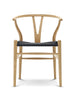 Y-stol CH24, Eg lak med sort flet af Hans J. Wegner