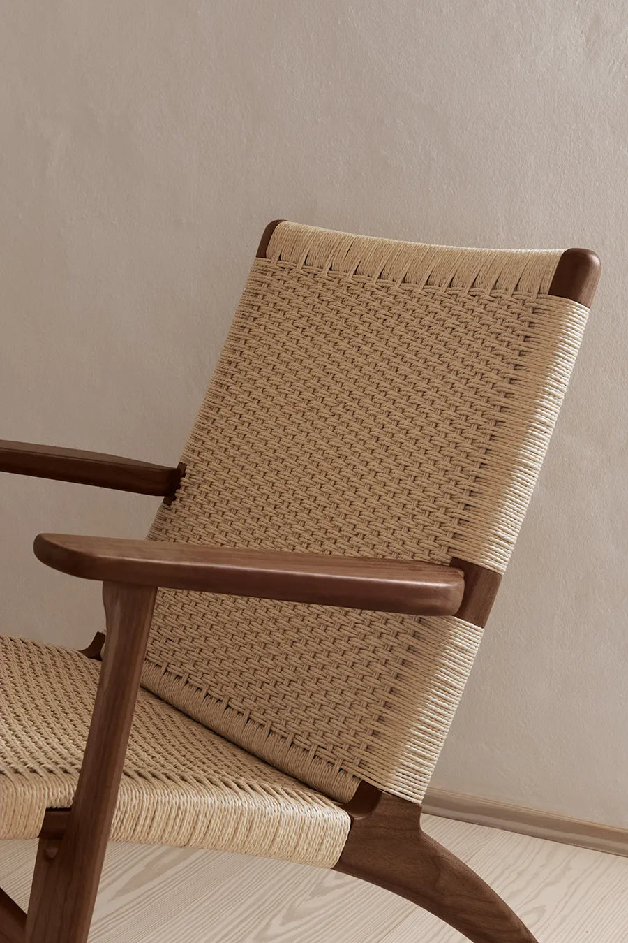 CH25 Loungestol, valnød olie af Hans J. Wegner