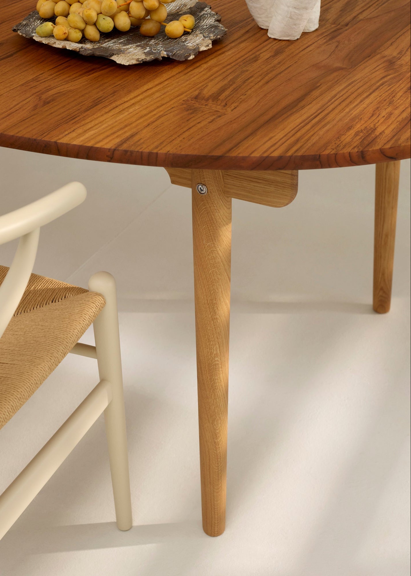 Hans J. Wegner spisebordssæt, 1 x Special Edition CH338 spisebord i Teak/Eg mix, 6 x Y-stole CH24 i Teak fra Carl Hansen & Søn