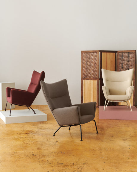 CH445 Wing Chair, Umi Textil von Hans J. Wegner - Umi 61322 mit Clay White Gestell - Jacobsen Plus