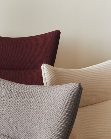 CH445 Wing Chair, Umi Textil von Hans J. Wegner - Umi 61322 mit Clay White Gestell - Jacobsen Plus