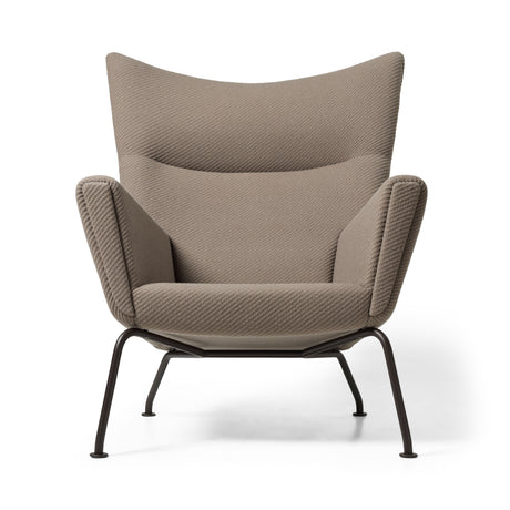 CH445 Wing Chair, Umi Textil von Hans J. Wegner - Umi 61322 mit Clay White Gestell - Jacobsen Plus