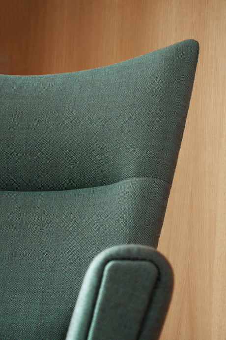 CH445 Wing Chair von Hans J. Wegner - Tekstil: Mood 2101 - Jacobsen Plus