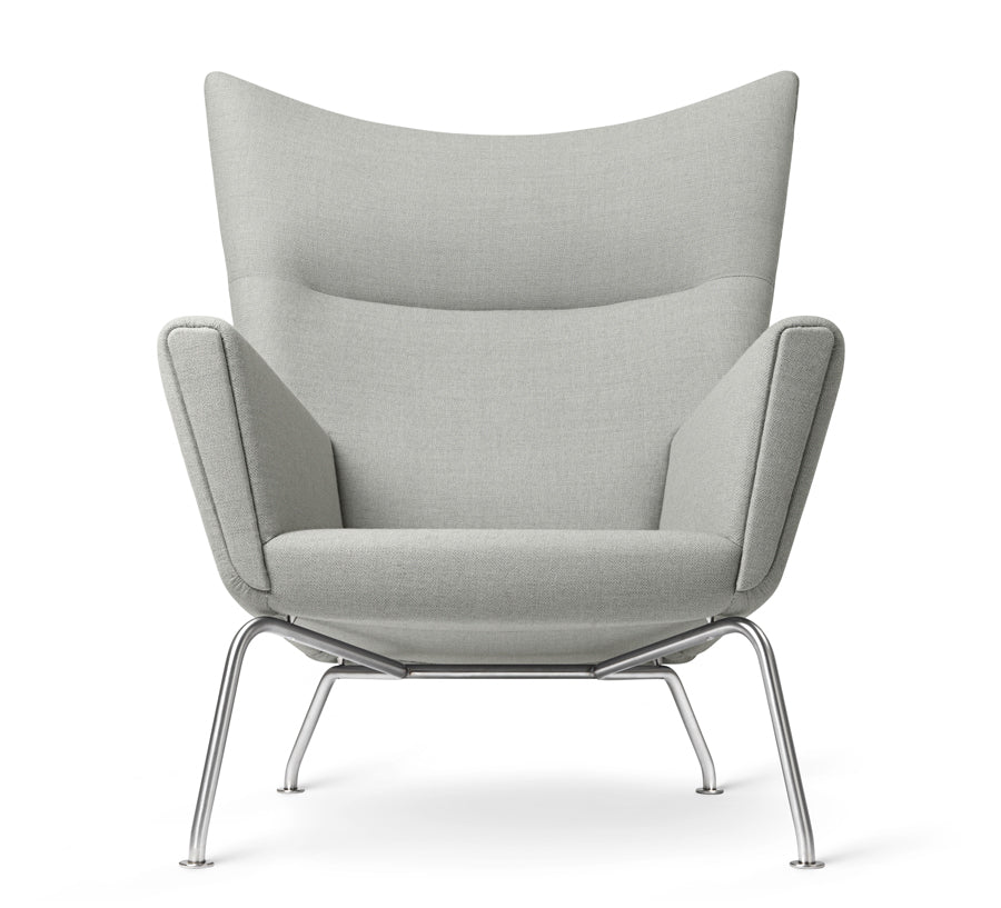 CH445 Wing Chair von Hans J. Wegner - Textil: Passion 13101 - Jacobsen Plus