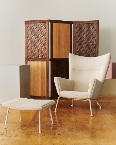 CH445 Wing Chair, Umi Textil von Hans J. Wegner - Umi 61322 mit Clay White Gestell - Jacobsen Plus