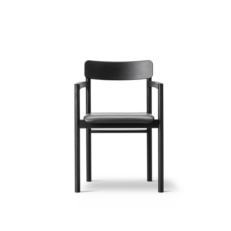 Post Esszimmerstuhl schwarz lackierte Eiche, Sitz gepolstert omni 301 schwarzes Leder von Fredericia Furniture - 2 - Jacobsen Plus
