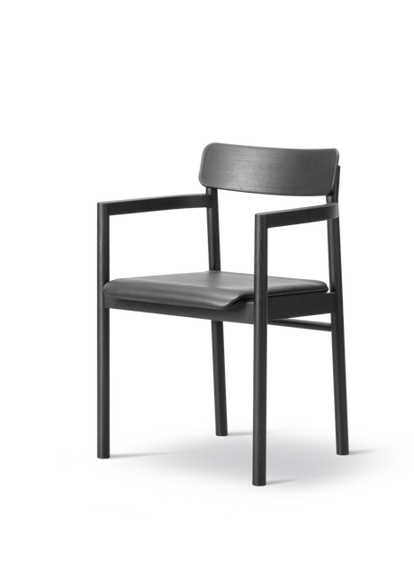 Post Esszimmerstuhl schwarz lackierte Eiche, Sitz gepolstert omni 301 schwarzes Leder von Fredericia Furniture - 1 - Jacobsen Plus