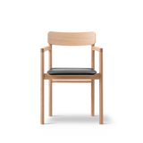 Post Esszimmerstuhl hell geölt Eiche, Sitz gepolstert max 98 schwarz Leder von Fredericia Furniture - 4 - Jacobsen Plus