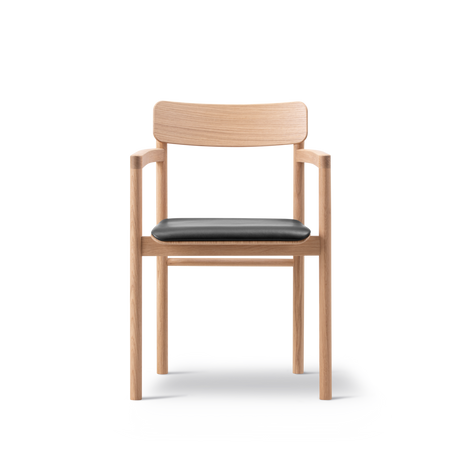 Post Esszimmerstuhl hell geölt Eiche, Sitz gepolstert max 98 schwarz Leder von Fredericia Furniture - 4 - Jacobsen Plus