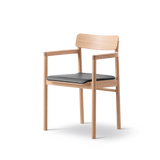 Post Esszimmerstuhl hell geölt Eiche, Sitz gepolstert max 98 schwarz Leder von Fredericia Furniture - 1 - Jacobsen Plus